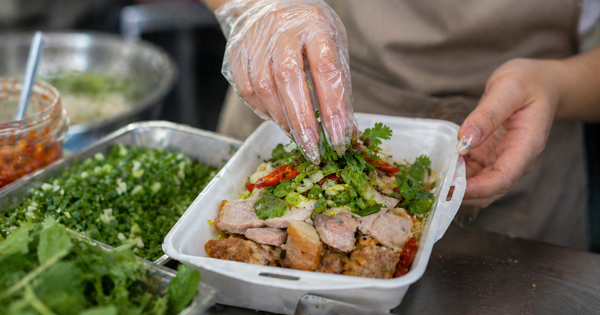 Đề xuất phạt 2-4 triệu nếu để móng tay dài, đeo trang sức bán đồ ăn