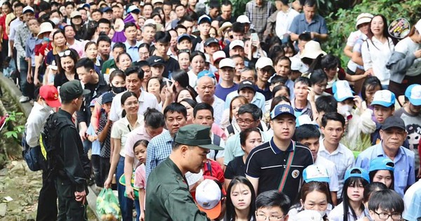 Biển người đổ về Đền Hùng trước ngày Giỗ tổ Hùng Vương