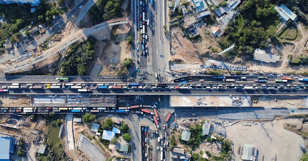 Cửa ngõ phía đông TPHCM ùn tắc trong ngày đầu nghỉ Giỗ Tổ Hùng Vương