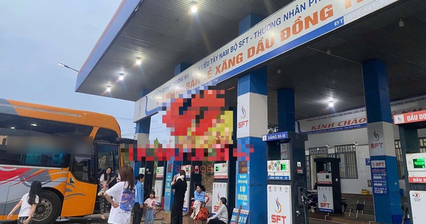 Hy hữu: Hàng chục hành khách bị "bỏ rơi" giữa đường, buộc phải đóng thêm tiền