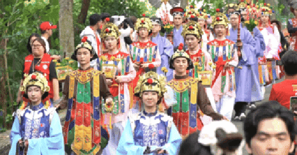 VIDEO: Hàng trăm người trẻ cùng mặc cổ phục Việt Nam diễu hành tại Thảo Cầm Viên