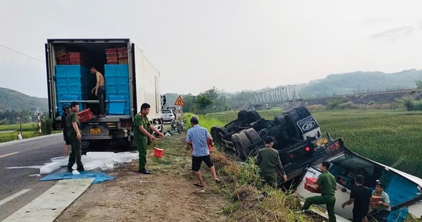 Xe chở hơn 3 tấn tôm lật giữa đêm, công an và người dân kịp thời “giải cứu”