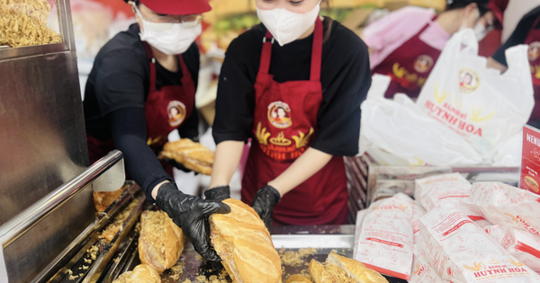VIDEO: Khách Tây mê mẩn Lễ hội bánh mì Việt Nam, kiên nhẫn xếp hàng giữa dòng người đông đúc