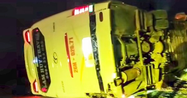 Mất phanh, xe khách chở 39 người bị lật khi xuống dốc