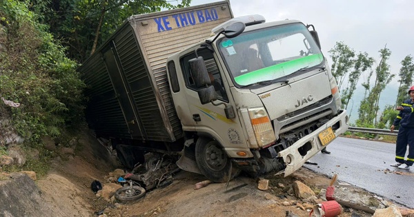 Xe tải đổ đèo nghi mất lái tông xe máy, 2 người thương vong
