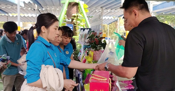 Tháng Công nhân: Người lao động hạnh phúc khi được chăm lo, tặng bếp ấm