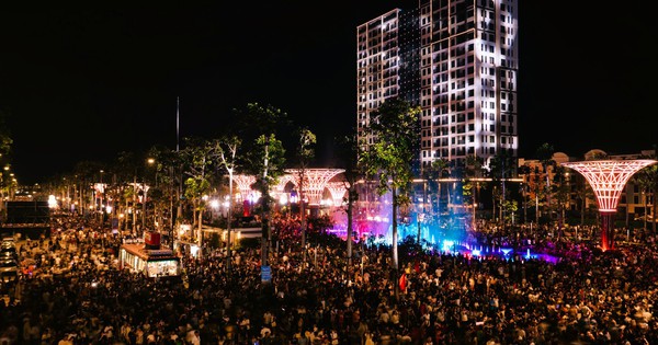 Biển người đổ về Sầm Sơn thưởng thức ca nhạc, xem bắn pháo hoa