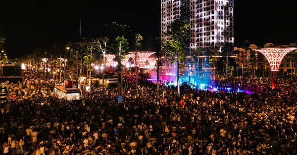 Biển người đổ về Sầm Sơn thưởng thức ca nhạc, xem bắn pháo hoa