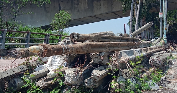 Trụ điện chiếm vỉa hè