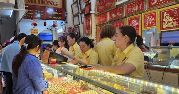 Giá vàng hôm nay 26-4: Khó đoán hơn bao giờ hết!