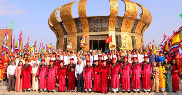 Đông đảo người dân, du khách dâng hương tại Đền thờ Vua Hùng ở TP Cần Thơ