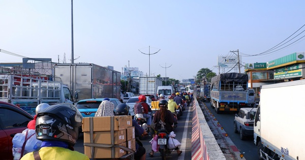 Cửa ngõ TPHCM đông đúc xe cộ sau lễ Giỗ Tổ Hùng Vương