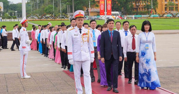 Đoàn đại biểu chủ tịch công đoàn cơ sở xuất sắc tiêu biểu báo công dâng Bác