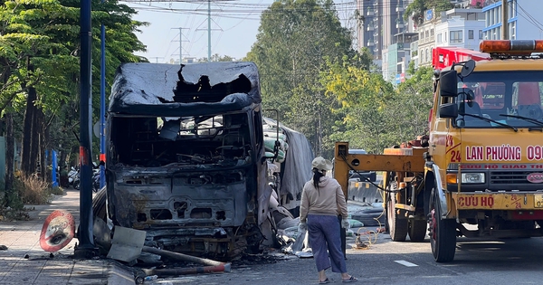 Xe đầu kéo cháy dữ dội lúc rạng sáng ở TPHCM