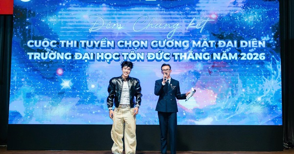 Ca sĩ Felix Tiến Quang khuấy động sân khấu trường Đại học Tôn Đức Thắng
