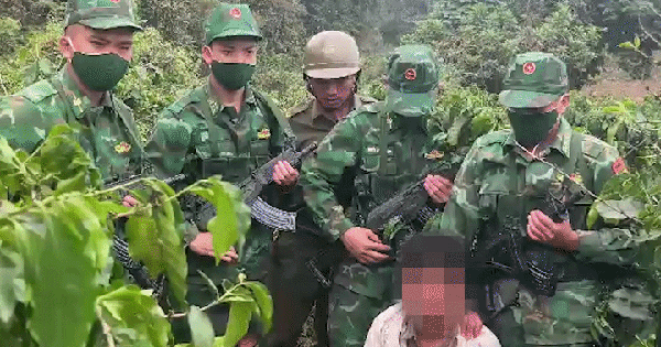 CLIP: Bắt giữ 2 người Lào vận chuyển 2.000 viên ma túy tại biên giới Quảng Trị