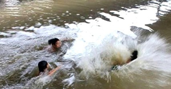 Ra suối tắm, hai cháu bé bị đuối nước thương tâm