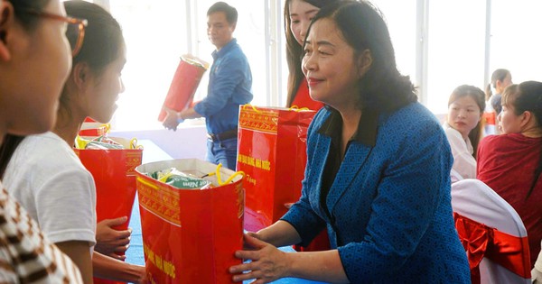 Chủ tịch Ủy ban Trung ương MTTQ Bùi Thị Minh Hoài thăm, tặng quà công nhân ở Thanh Hóa