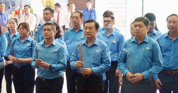 Cán bộ Công đoàn, CNVC-LĐ TPHCM dâng hương, dâng hoa tưởng nhớ Bác Hồ, Bác Tôn