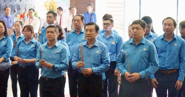 Cán bộ Công đoàn, CNVC-LĐ TPHCM dâng hương, dâng hoa tưởng nhớ Bác Hồ, Bác Tôn