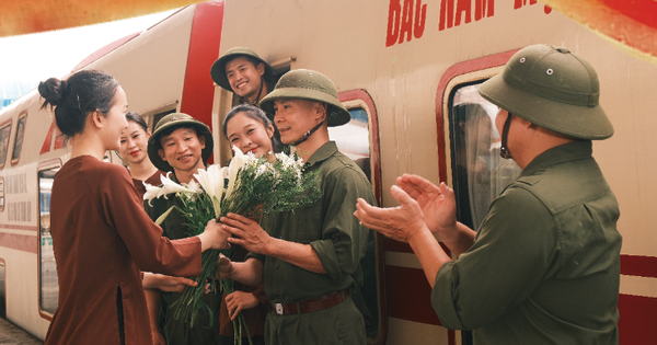 Chạm vào ký ức trên chuyến tàu "Hà Nội 5 cửa ô" dịp 30-4, 1-5