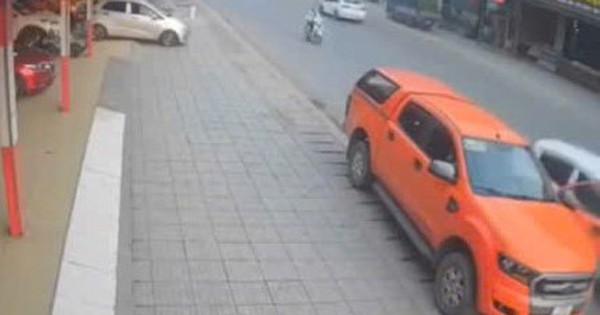 VIDEO: Đang mở cửa xe, tài xế xe bán tải bị tông văng