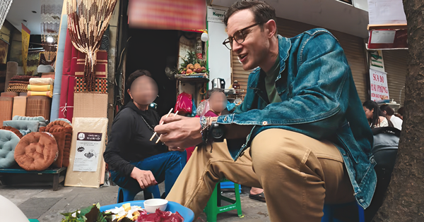 Khách Tây thử món mát lạnh, giòn sần sật ở vỉa hè Hà Nội, khen ngon khó tin