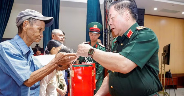 Đại tướng Nguyễn Trọng Nghĩa thăm, tặng quà người có công và công nhân tại Gia Lai