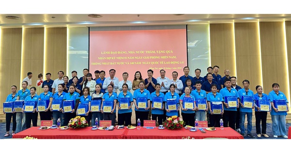 Trưởng ban Nội chính Trung ương Lê Minh Trí thăm, tặng quà cho công nhân tại Đồng Nai