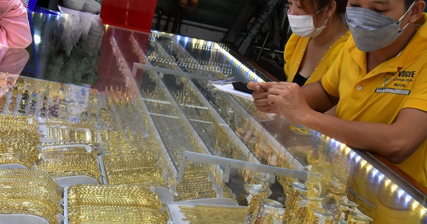 Giá vàng hôm nay, 29-4: Vàng thế giới giảm hơn 100 USD