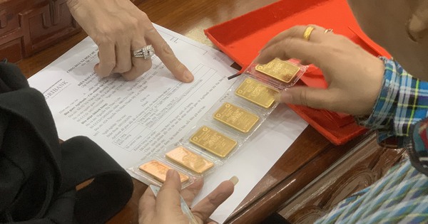 Tối 28-4, giá vàng thế giới đang giảm rất nhanh