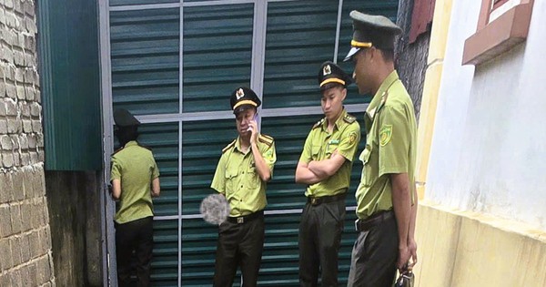 Kiểm lâm "đột kích" nhà dân, thu giữ 122 cây muội hồng