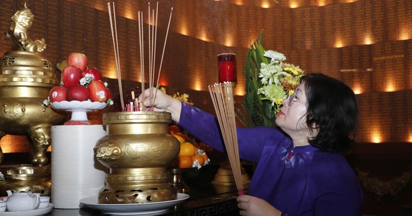Lãnh đạo TPHCM dâng hương, dâng hoa tưởng niệm các Anh hùng liệt sĩ