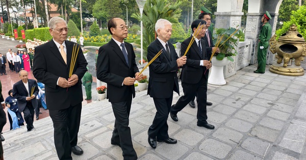Lãnh đạo TPHCM viếng Nghĩa trang Liệt sĩ Bình Dương và Bà Rịa - Vũng Tàu