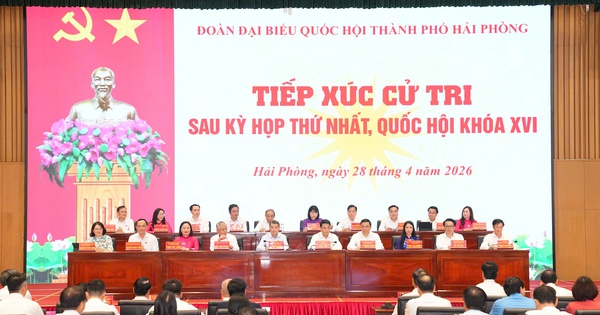 Thủ tướng Lê Minh Hưng tiếp xúc cử tri, tặng quà công nhân lao động Hải Phòng