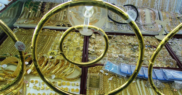 Tối 29-4, giá giảm tiếp, người mua vàng SJC, vàng nhẫn 1 tháng qua lỗ 15 triệu đồng