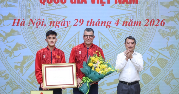 Thủ tướng Lê Minh Hưng gặp mặt, chúc mừng đội tuyển bóng đá nam U17 Việt Nam