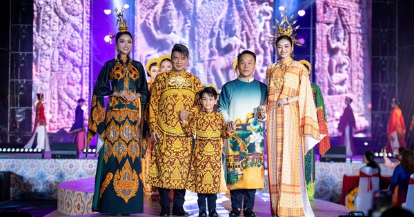 Đàm Vĩnh Hưng và con trai diễn áo dài Việt Hùng