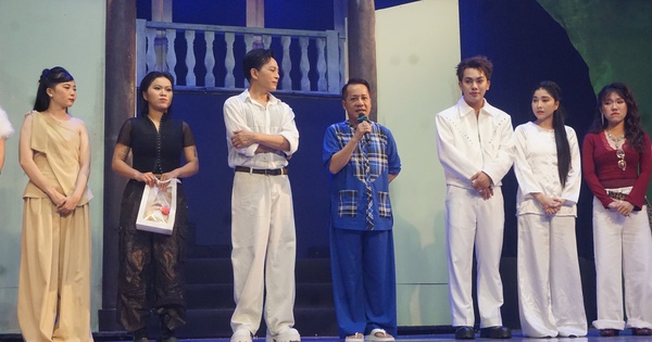 Đạo diễn Nguyễn Hữu Tiến dốc sức dàn dựng vở "Trăng máu" cho diễn viên trẻ