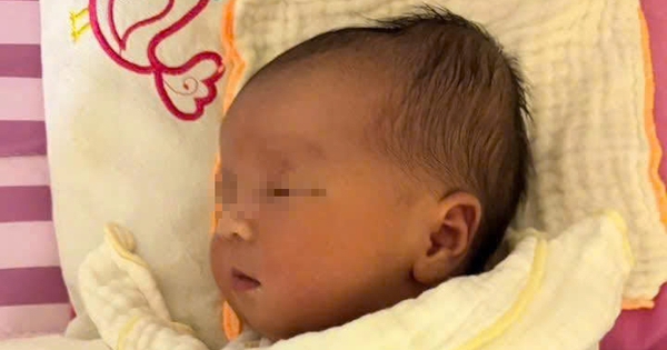 Bé trai kháu khỉnh bị bỏ rơi trong chùa ở TPHCM