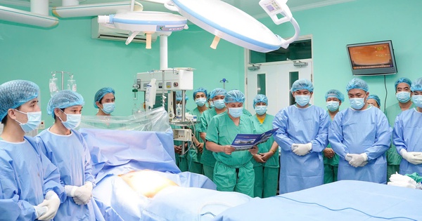 Sau phút mặc niệm, gần 200 y bác sĩ xuyên đêm làm điều kỳ diệu cho 6 bệnh nhân