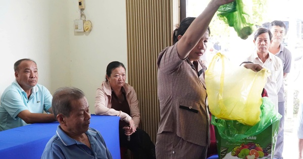 Cà Mau: Người dân đem cá nuôi chết đến cuộc họp triển khai phương án hỗ trợ thiệt hại