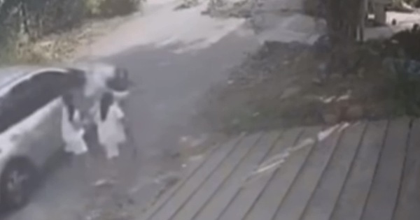 Clip ô tô lao nhanh tông người phụ nữ ở TPHCM