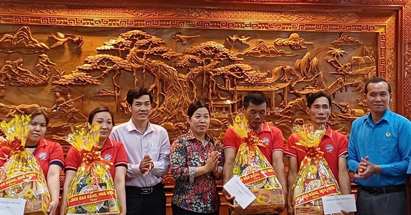 Công nhân ở Cà Mau xúc động khi nhận quà dịp lễ 30-4 và 1-5