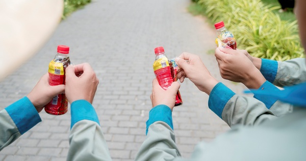 Sáng đi làm, trưa giải khát, tối nhận tiền: Vì sao hàng ngàn người đang háo hức xé nhãn chai nước?