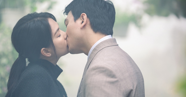 Ngọc Trinh "yêu đương" Lê Xuân Tiền, hôn nhau nồng nàn