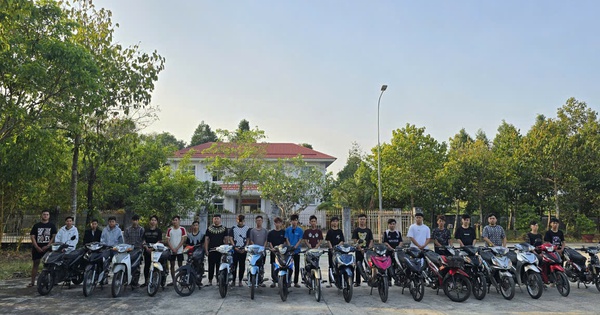 Dàn xe lạng lách trên Quốc lộ 50, hàng chục thanh niên bị mời làm việc