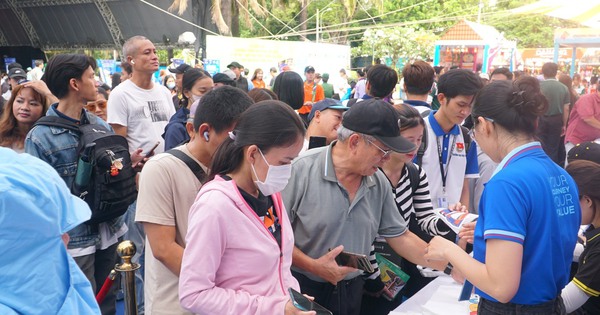 Người dân nhộn nhịp đi săn tour du lịch ưu đãi dịp 30-4 tại ngày hội ở TPHCM