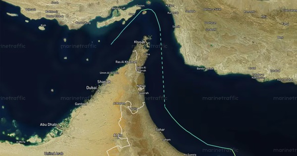 Tàu phương Tây đầu tiên vượt eo biển Hormuz giữa vòng phong tỏa của Iran
