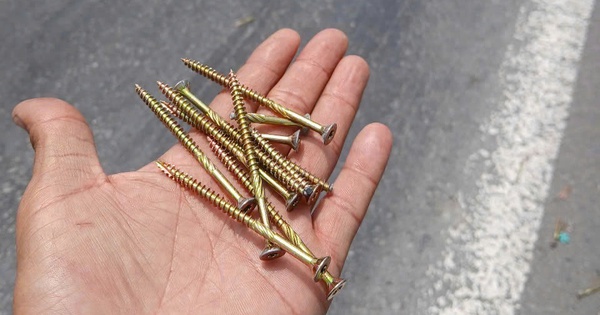 Hình ảnh đinh vít vương vãi trên gần 1 km đường Mỹ Phước – Tân Vạn